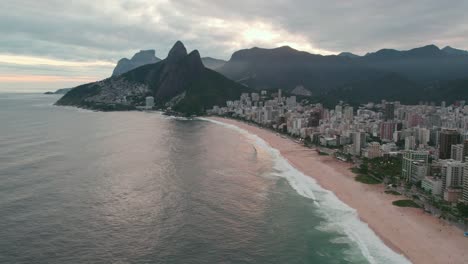 Panoramablick-Auf-Den-Strand-Von-Ipanema-Und-Leblon-Mit-Mystischen-Lichtern-Und-Wolken,-Rio-De-Janeiro