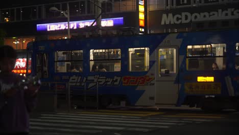 Sapporo-Straßenbahn-Mit-Passagieren-In-Der-Nacht-In-Sapporo,-Hokkaido,-Japan