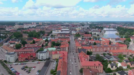 Luftaufnahme-Aus-Der-Vogelperspektive,-Die-Die-Atemberaubende-Stadt-Eskilstuna-In-Schweden-An-Einem-Bewölkten-Sommertag-Zeigt