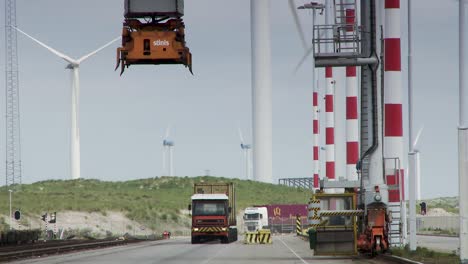 Riesiger-Containerkran,-Exportgüter-Von-Einem-LKW-Entladen,-Nachhaltiger-Energiehafen