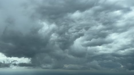 Dramatischer-Himmel-Beim-Flug-In-Der-Nähe-Des-Bodens-Einer-Riesigen-Sturmwolke-Cumuloninbus