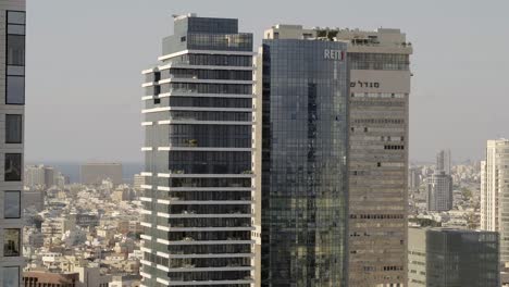 Zentrale-Tel-Aviver-Geschäfts--Und-Wohnwolkenkratzer,-Luftaufnahme