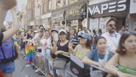 Gente-Celebrando-El-Orgullo-Lgbtq-Con-Desfile-Callejero-En-Toronto,-Canadá