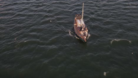 Luftaufnahme:-Rabelo-Touristenboot,-Das-Den-Fluss-Douro-In-Porto,-Portugal,-Segelt