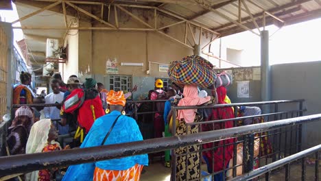 Bunt-Gekleidete-Einheimische-Kaufen-Tickets-Am-Bahnhof-Des-Banjul-Fährterminals-In-Gambia,-Weitwinkel