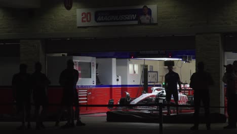 Kevin-Jan-Magnussen-Fórmula-1-Un-Coche-De-Carreras-F1-En-Garaje-Antes-De-La-Carrera-En-El-Circuito-De-Las-Américas-En-Austin-Texas-Haas-Team
