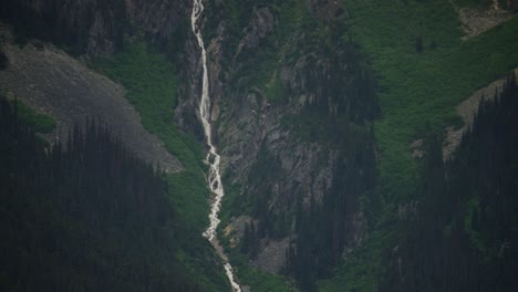Hoher-Bergwasserfall-Zwischen-Waldreichen-Mauern