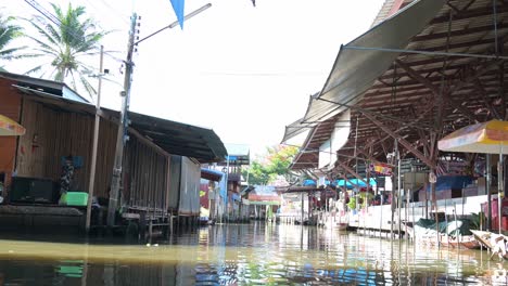 Bootsfahrt-Auf-Dem-Schwimmenden-Markt,-Auf-Der-Linken-Seite-Des-Bildes-Ist-Eine-Ansässige-Frau-Zu-Sehen,-Damnoen-Saduak,-Thailand