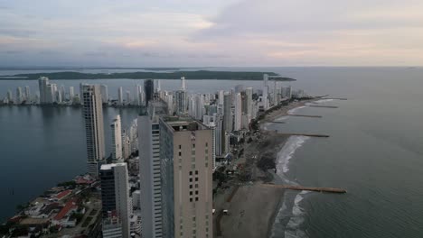 Antena-A-Lo-Largo-De-La-Playa-De-Bocagrande-Playas-Y-Rascacielos-Al-Atardecer-En-Cartagena,-Boliviar,-Colombia