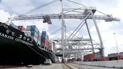 Schwarzes-Containerschiff-Hanjin-Göteborg,-Riesige-Frachtkräne-Laden-Waren-Für-Den-Export