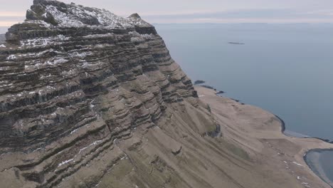 Montaña-Kirkjufell,-Colina-En-La-Península-De-Snæfellsnes,-Islandia