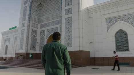 Tourists-At-The-Minor-Mosque-In-Tashkent,-Uzbekistan---tilt-down