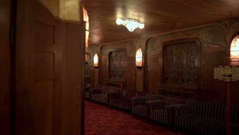 Empty-hallway-with-empty-seats-in-the-Tuschinski-cinema-in-Amsterdam