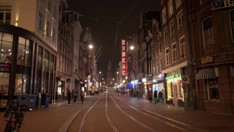 Reguliersbreestraat-Por-La-Noche-Con-Gente-Caminando