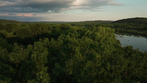 Drohnenüberflug-über-üppige-Wälder-Des-Lake-Sequoyah-Bei-Sonnenuntergang-In-Arkansas,-Vereinigte-Staaten
