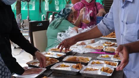 Nahaufnahme-Einer-NGO,-Die-Lebensmittelpakete-An-Bedürftige-Und-Hungrige-Liefert