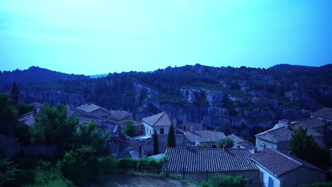 Drohnenaufnahme-In-Einem-Kleinen-Dorf-In-Frankreich,-Schloss-Les-Baux-de-Provence-In-Frankreich-Zwischen-Den-Felsen
