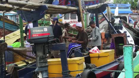 Fishermen's-activities-at-the-fish-trading-wharf-in-Pelabuhan-Ratu,-Sukabumi-Regency,-West-Java,-Indonesia