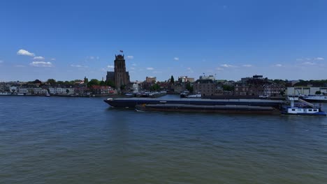 El-Barco-Aquarius-Rotterdam-Cruza-El-Río-En-La-Ciudad-De-Dordrecht,-Holanda-Del-Sur,-Países-Bajos