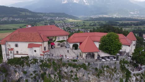 Luftaufnahme-Der-Burg-Mit-Besuchern-Auf-Einem-Hügel-Und-Grüner-Landschaft-Im-Hintergrund