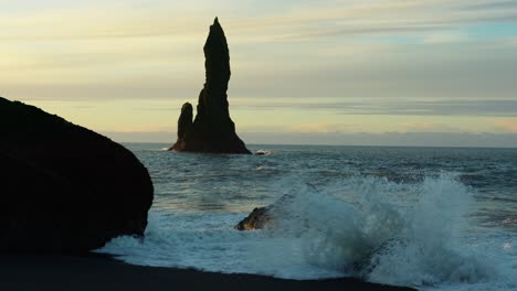 Kalter-Meeresschaum-Prallt-Gegen-Einen-Felsen-Am-Schwarzen-Sandstrand-In-Island