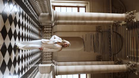 Hermosa-Mujer-Modelando-Y-Posando-Dentro-Del-Museo-Del-Louvre-En-Francia,-Vertical