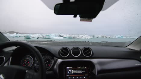 Vista-Lluviosa-Desde-El-Auto-Hacia-Los-Icebergs-De-Un-Glaciar-En-Islandia