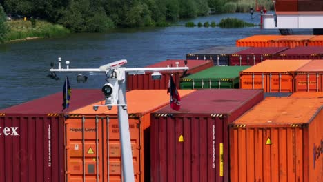 Schiffe-überqueren-Dutzende-Container-In-Der-Stadt-Zwijndrecht,-Südholland,-Niederlande