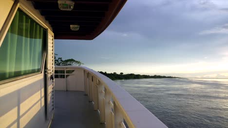 Mittlere-Aufnahme-Einer-Fähre,-Die-Bei-Sonnenuntergang-Auf-Dem-Amazonas-Fährt