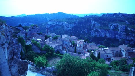 Pequeño-Pueblo-De-Piedra-En-Les-Baux-de-provence-En-Francia-Entre-Naturaleza-Y-Rocas