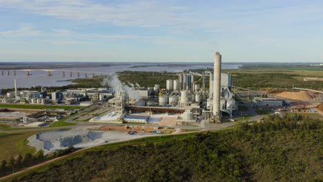 Upm-Zellstofffabrik-In-Fray-Bentos-Am-Fluss-Uruguay-Im-Departement-Rio-Negro