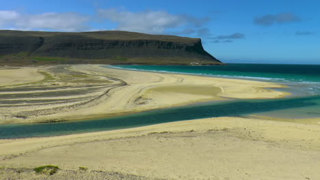 Tungurif---Golden-Beach-Es-Una-Hermosa-Playa-De-Arena-Ubicada-En-Los-Fiordos-Del-Oeste-En-Islandia