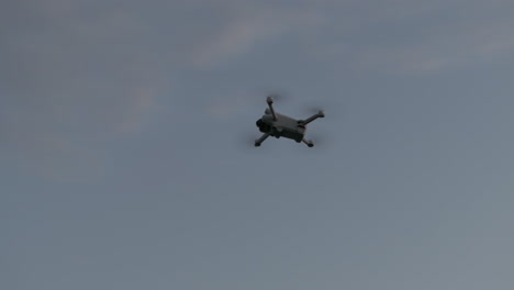 Drone-Volando-Bajo-El-Cielo-Oscuro