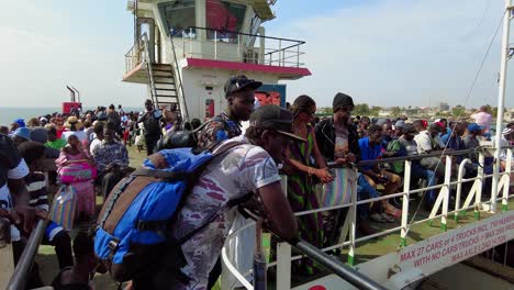 Passagiermenge-Auf-Dem-Deck-Einer-Fähre,-Die-über-Den-Fluss-Gambia-Von-Banjul-Nach-Barra-In-Gambia-Fährt