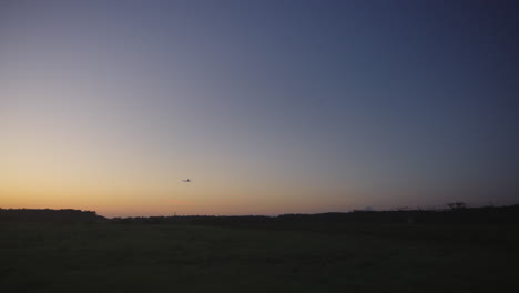 Flugzeug,-Das-Bei-Sonnenaufgang-Im-Anflug-Auf-Den-Flughafen-Tief-über-Dem-Kopf-Vorbeifliegt