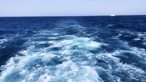 Kristallklares-Türkisfarbenes-Wasser-Des-Roten-Meeres-Von-Der-Rückseite-Des-Bootes-In-Der-Nähe-Von-Hurghada,-Nahe-Dem-Korallenriff