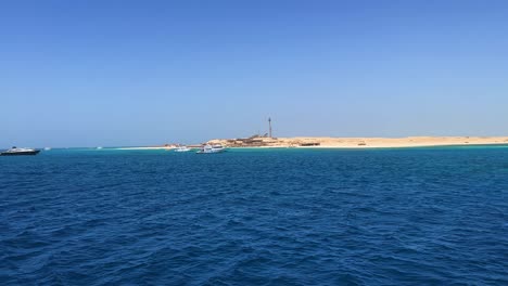 Kristallklares-Türkisfarbenes-Wasser-Des-Roten-Meeres-In-Der-Nähe-Von-Hurghada,-Nahe-Dem-Korallenriff