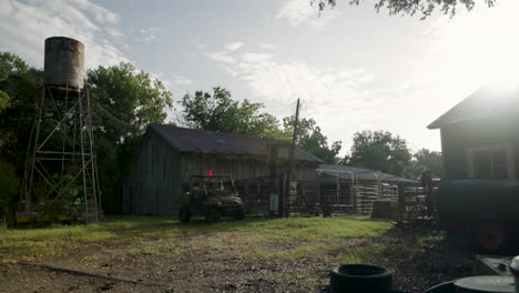 El-Hombre-Estaciona-El-Vehículo-De-Trabajo-Fuera-Del-Corral-Temprano-En-La-Mañana-En-Las-Zonas-Rurales-De-Texas