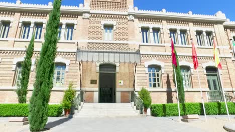 Casa-árabe-De-Madrid,-Centro-Cultural-En-Un-Edificio-De-Estilo-Mudéjar-De-1880,-Con-Exposiciones-Sobre-El-Mundo-árabe-Y-Musulmán