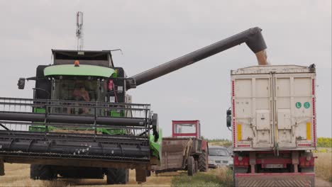 Clip-En-Cámara-Lenta-De-Una-Cosechadora-Arrojando-Grano-A-Un-Camión