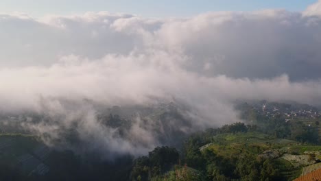 Majestätisches-Panorama-Der-Hochgelegenen-Landschaft,-Nebel,-Der-über-Den-Himmel-Zieht,-Luftumlaufbahn