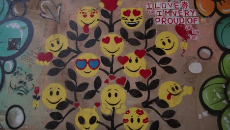 Fresco-Arte-De-Graffiti-De-árbol-Sonriente-En-La-Pared---Inclinado-Hacia-Arriba
