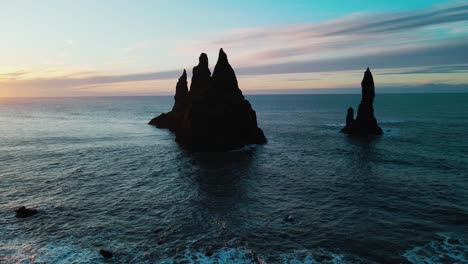 Dron-Que-Rodea-La-Playa-De-Arena-Negra-En-Islandia-Durante-El-Amanecer