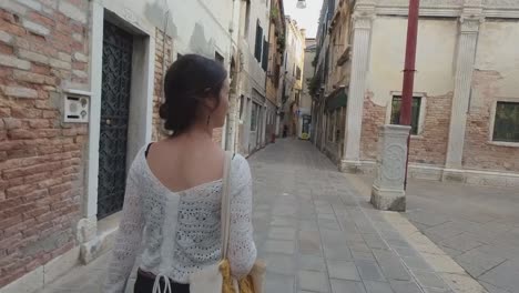 Bella-Modelo-Femenina-En-Las-Calles-De-Venecia,-Caminando-Con-Una-Bolsa-De-Mano