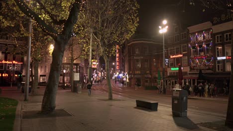Malerische-Straßenansicht-Mit-Menschen,-Die-Die-Straße-überqueren,-Rembrandtplein-In-Amsterdam