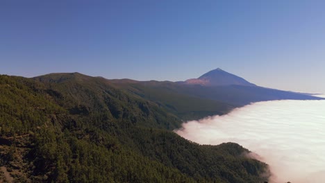 Pico-Del-Teide-Al-Fondo-Con-Su-Hermoso-Manto-De-Nubes-Donde-Se-Pueden-Ver-Las-Dimensiones-Del-Volcán