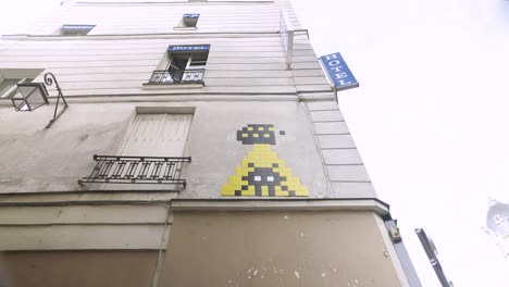 Space-Invader-Street-Art-Graffiti-on-Building-in-Paris,-France