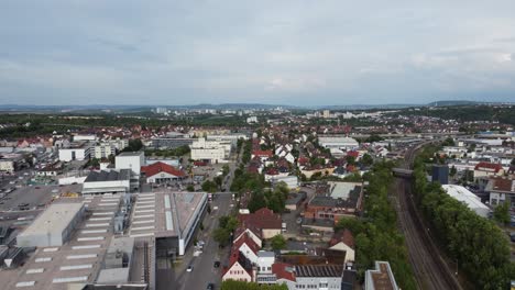Filmischer-4K-Clip-über-Einem-Vorstädtischen-Wohngebiet-Am-Stadtrand-Von-Stuttgart-In-Zuffenhausen,-Deutschland