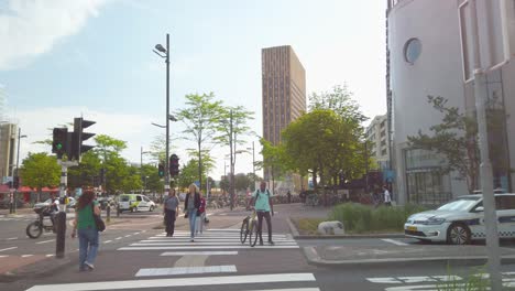 Peatones-Cruzando-La-Calle-Durante-El-Día-En-Eindhoven,-Países-Bajos---Punto-De-Vista-De-Cámara-Lenta