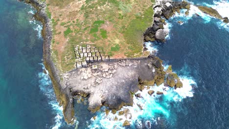 Luftaufnahme-Der-Zerklüfteten-Küste-Mit-Blauem-Meer-Und-Tosenden-Wellen,-Portugal,-4k